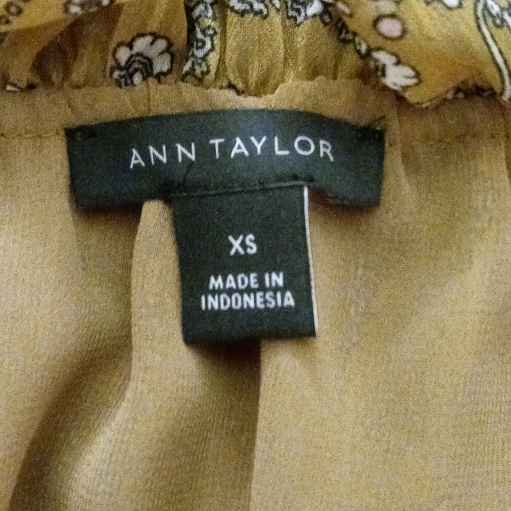 🍁Ann Taylor🍁 - Floral Ruffle Neck Tie Shell Top - Picture 3 of 12